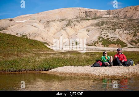 Coppia di riposo durante un'escursione nei remoti fiordi orientali dell'Islanda Foto Stock
