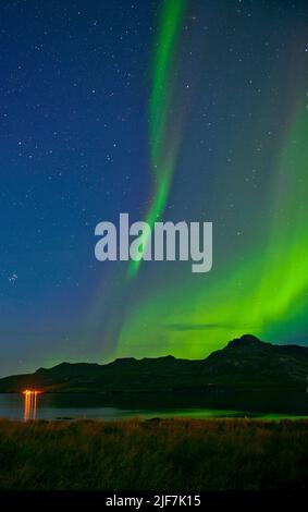 Aurora boreale su un fiordo nella remota est dell'Islanda Foto Stock