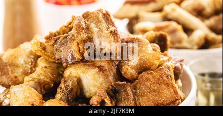 Snack brasiliano di maiale, croccante crackling tipico di Minas Gerais Foto Stock