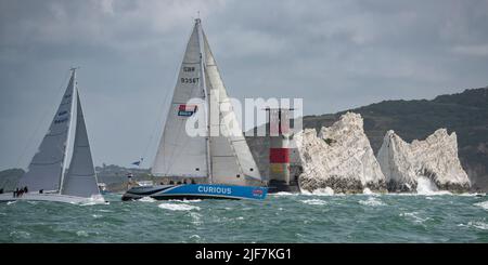 Acqua instabile come gli yacht intorno ai famosi aghi nella gara dell'Isola di Wight Sailing Club's Round the Island Race nell'Inghilterra meridionale Foto Stock