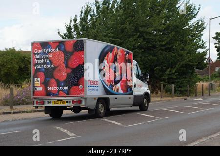 Eton Wick, Windsor, Berkshire, Regno Unito. 30th giugno 2022. Un camion di consegna Tesco che consegna a casa a Eton Wick. Si segnala che è sorta una disputa tra il gigante del supermercato Tesco e il produttore alimentare Heinz. Anche se gli scaffali del supermercato Tesco a Taplow erano ben riforniti questa mattina, Tesco è stato segnalato per essere di fronte a carenze di fagioli da forno Heinz, ketchup e crema di insalata a seguito di una disputa con Heinz per i loro aumenti di prezzo del prodotto. Credit: Maureen McLean/Alamy Live News Foto Stock