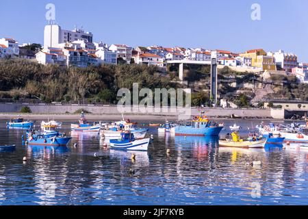 Vista della città portoghese Sines dalla baia con barche da pesca Foto Stock