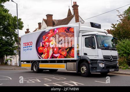 Maidenhead, Berkshire, Regno Unito. 30th giugno 2022. Un supermercato Tesco sul A4 a Maidenhead. Si segnala che è sorta una disputa tra il gigante del supermercato Tesco e il produttore alimentare Heinz. Anche se gli scaffali del supermercato Tesco a Taplow erano ben riforniti questa mattina, Tesco è stato segnalato per essere di fronte a carenze di fagioli da forno Heinz, ketchup e crema di insalata a seguito di una disputa con Heinz per i loro aumenti di prezzo del prodotto. Credit: Maureen McLean/Alamy Live News Foto Stock