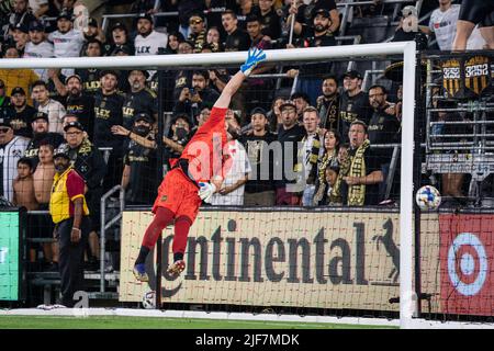 Il portiere di LAFC Maxime Crépeau (16) guarda un punteggio su un calcio di calcio di FC Dallas Forward Jesús Ferreira (10) durante una partita MLS, mercoledì 29 giugno 20 Foto Stock