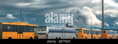 Parcheggio autobus. Autobus urbani nel parcheggio presso la stazione degli autobus Foto Stock