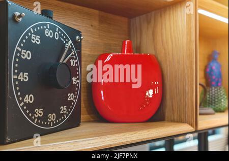 Timer analogici udibili per camera oscura utilizzati come decorazione retrò. Concetto vintage, fuoco selettivo. Foto Stock