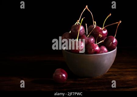 Deliziose ciliegie appena raccolte dal frutteto. Frutta di stagione. Foto Stock