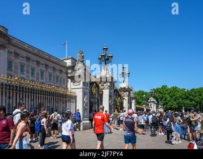 Folle di turisti che sorvegliano il Cambio della Guardia a Buckingham Palace, Londra, Inghilterra, Regno Unito Foto Stock