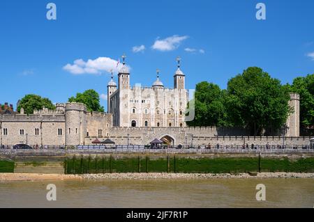 La Torre di Londra e la Torre Bianca dal ponte di una gita in barca City Cruises, River Thames, Londra, Inghilterra, Regno Unito Foto Stock