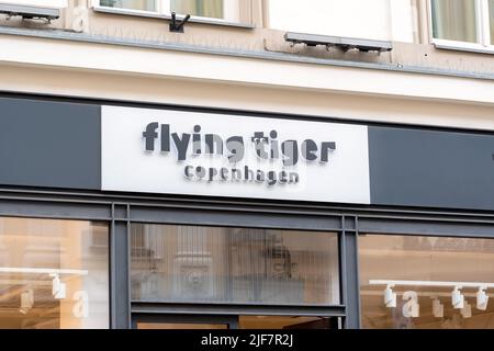 Flying Tiger Copenhagen brand store edificio logo segnaletica anteriore, firmi da vicino, dettaglio, negozio nome primo piano, nessuno, nessuna gente. Vista frontale, anteriore semplice Foto Stock