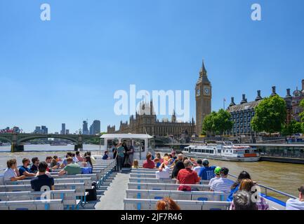 The Houses of Parliament (Palazzo di Westminster) dal ponte di una gita in barca City Cruises, River Thames, Londra, Inghilterra, Regno Unito Foto Stock