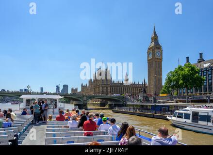 The Houses of Parliament (Palazzo di Westminster) dal ponte di una gita in barca City Cruises, River Thames, Londra, Inghilterra, Regno Unito Foto Stock