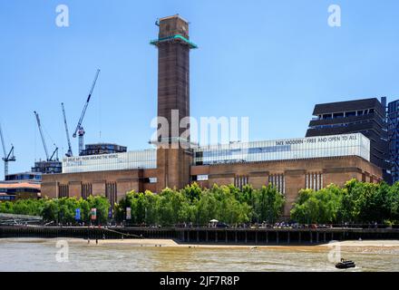 Galleria d'arte moderna Tate dal ponte di una gita in barca City Cruises, River Thames, Londra, Inghilterra, Regno Unito Foto Stock