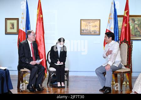 Manila, Filippine. 30th giugno 2022. Il vicepresidente cinese Wang Qishan incontra il presidente filippino Ferdinand Romualdez Marcos a Manila, nelle Filippine, il 30 giugno 2022. Come rappresentante speciale del presidente cinese Xi Jinping, Wang ha partecipato all'inaugurazione presidenziale filippina di Ferdinand Romualdez Marcos giovedì su invito del governo delle Filippine. Credit: Zhang Ling/Xinhua/Alamy Live News Foto Stock