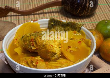 Southern Thai Gaeng Som - zuppa di pesce con dentice bianco con germogli di bambù, sapore piccante. Foto Stock
