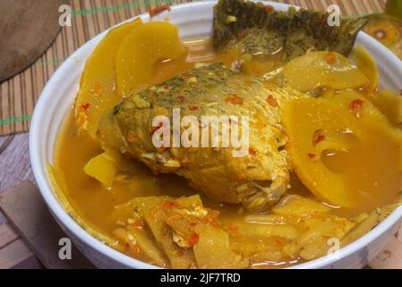Southern Thai Gaeng Som - zuppa di pesce con dentice bianco con germogli di bambù, sapore piccante. Foto Stock