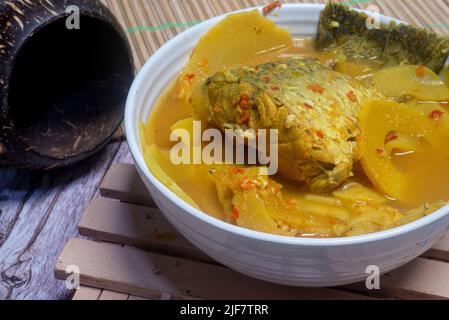 Southern Thai Gaeng Som - zuppa di pesce con dentice bianco con germogli di bambù, sapore piccante. Foto Stock
