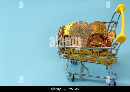 Bitcoin carrello di shopping su sfondo blu, criptovaluta blockchain acquistare vendere investimento denaro virtuale. Foto Stock