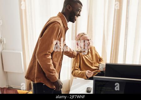 I giovani programmatori DI computer IT ridono insieme in ufficio Foto Stock