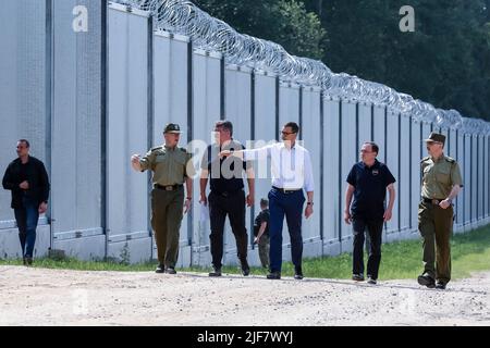 Il primo ministro polacco Mateusz Morawiecki partecipa a una conferenza stampa che segna la fine della costruzione delle barriere fisiche tra Polonia e Bielorussia. Il governo polacco ha deciso di costruire una barriera di acciaio lunga 186 chilometri e alta 5,5 metri con filo spinato sul confine polacco-bielorusso, che è anche il confine tra Unione europea e NATO. La decisione è stata presa dopo che migliaia di migranti, principalmente provenienti da Siria, Iraq e Afghanistan, hanno cercato di attraversare la Polonia dalla Bielorussia. Il governo bielorusso è stato accusato di orchestrare la migrazione, con l'aiuto della Russia. La pressione sul Foto Stock