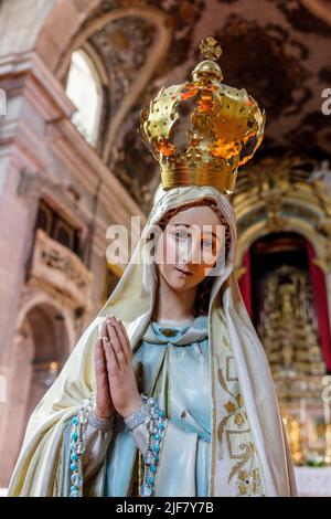 La città di Lisbona - Vergine Maria in un chrch | la ville de Lisbonne - Statua de la vierge Marie dans une eglise Foto Stock