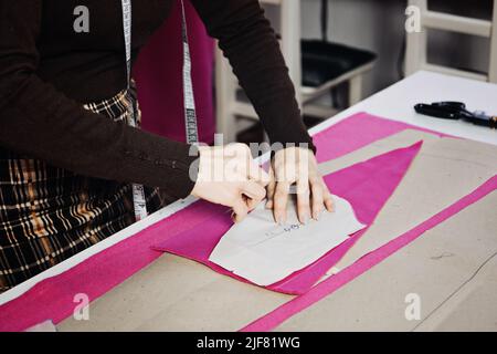 Stilista femminile di moda su misura modelli di cucito sul posto di lavoro in studio di cucito. Foto Stock
