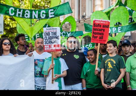 NORH KENSINGTON, LONDRA, INGHILTERRA- 14 giugno 2022: La gente alla camminata silenziosa di Grenfell che segna il 5 anniversario di fuoco Foto Stock