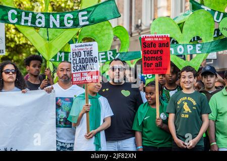 NORH KENSINGTON, LONDRA, INGHILTERRA- 14 giugno 2022: La gente alla camminata silenziosa di Grenfell che segna il 5 anniversario di fuoco Foto Stock