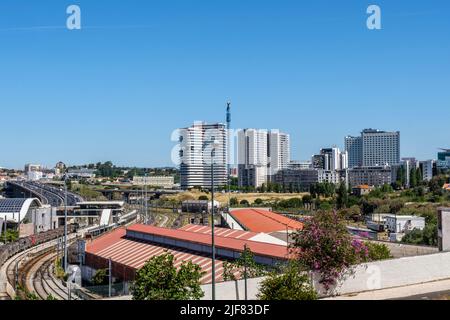 La città di Lisbona - Vista sulla stazione ferroviaria di Campolide| la ville de Lisbonne - Vue sur la gare de Campolide et sur l'autoroute nord - sud Foto Stock