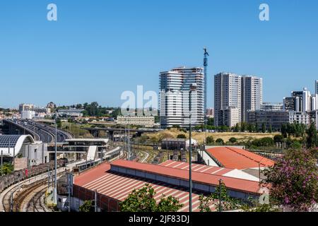 La città di Lisbona - Vista sulla stazione ferroviaria di Campolide| la ville de Lisbonne - Vue sur la gare de Campolide et sur l'autoroute nord - sud Foto Stock