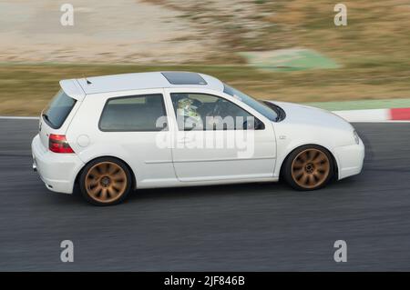 Moderna auto europea in pista. Volkswagen Golf MK 4 Foto Stock