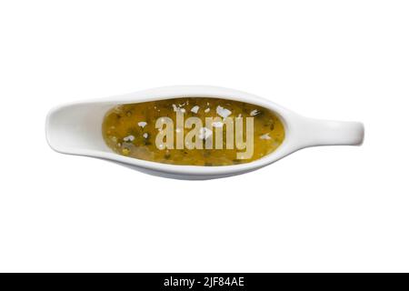 Cremoso sugo di pesto genovese in navicella bianca. Pesto salsa genovese isolato su sfondo bianco. Vista dall'alto. Foto Stock