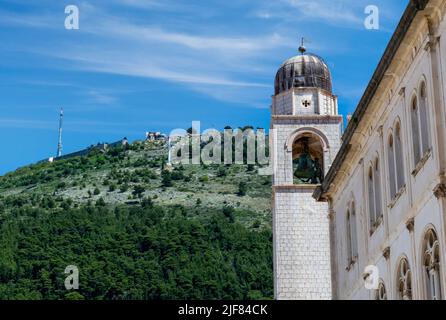 Mt. La SRD domina la città vecchia di Dubrovnik, vista contro il caratteristico Campanile Foto Stock