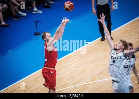 Tallinn, Estonia. 30th giugno 2022. Basket: Qualificazione Coppa del mondo, Estonia - Germania, Europa, 1st Round, Gruppo D, Giornata 5. Christian Sengfelder dalla Germania in azione contro Matthias Tass dall'Estonia. Credit: Hendrik Osula/dpa/Alamy Live News Foto Stock