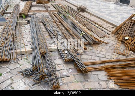 Vari fili di ferro saldati. Materiali da costruzione per calcestruzzo in cantiere Foto Stock