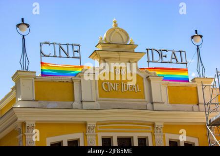 Madrid, Spagna. Giugno 1, 2022. Una facciata del Cine Yellmo edificio ideale a Madrid decorato con bandiere LGBT durante il mese di Pride nel mese di giugno. Herita culturale Foto Stock