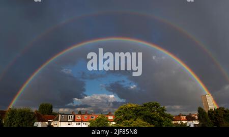 Wimbledon, Londra, Regno Unito. 30 giugno 2022. Un doppio arcobaleno brillante si forma contro il cielo grigio delle prime ore della sera durante una breve doccia a pioggia, visibile dai campionati di tennis di Wimbledon e parti del SW19. Credit: Malcolm Park/Alamy Live News. Foto Stock