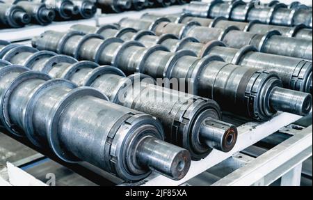 Impianto per la produzione di macchine agricole. Parti cilindriche metalliche per mietitrebbie o trattori. Foto Stock