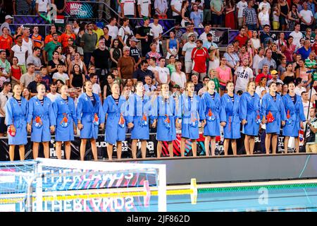 BUDAPEST, UNGHERIA - GIUGNO 30: Team Netherlands, (R-L) Sabrina van der Sloot, Laura Aarts, Iris Wolves, Brigitte Sleeking, Lola Moolhuizen, Simone van de Kraats, Bente Rogge, Vivian Sevenich, Kitty Joustra, Ilse Koolhaas, Maxine Schaap, Nina ten Broek, Sarah Buis durante i campionati mondiali FINA Budapest 2022 Semifinale partita Ungheria / Paesi Bassi il 30 giugno 2022 a Budapest, Ungheria (Foto di Albert ten Hove/Orange Pictures) KNZB Foto Stock