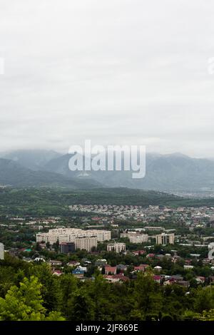 Vista sul paesaggio estivo dalle montagne alla città di Almaty. Foto Stock