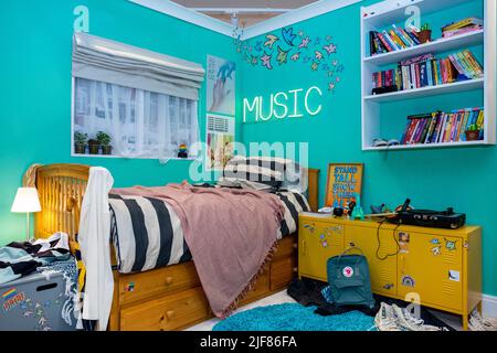 Londra, Regno Unito. 30 giugno 2022. Una copia pop-up della camera da letto di Charlie Spring dall'adattamento Netflix dei più venduti romanzi grafici Heartstopper della scrittrice Alice Oseman in mostra a Waterstones Piccadilly per celebrare il mese di Pride e il fenomeno Heartstopper. La finestra a comparsa viene visualizzata dal 1st luglio al 8th luglio. Credit: Stephen Chung/Empics/Alamy Live News Foto Stock