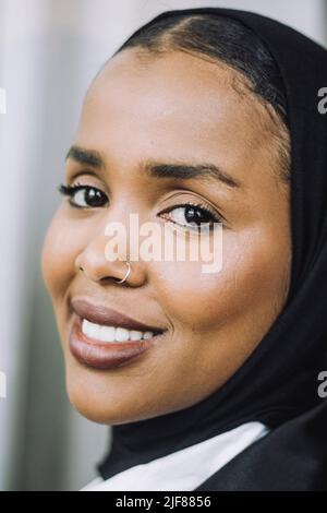 Ritratto di giovane donna d'affari con foulard Foto Stock