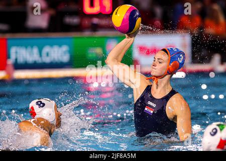 BUDAPEST, UNGHERIA - GIUGNO 30: Brigitte Sleeking dei Paesi Bassi durante i campionati mondiali FINA Budapest 2022 Semifinale partita Ungheria / Paesi Bassi il 30 giugno 2022 a Budapest, Ungheria (Foto di Albert ten Hove/Orange Pictures) KNZB Foto Stock