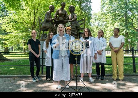 New York, NY - 30 giugno 2022: Il senatore Kirsten Gillibrand parla al rally per i diritti di aborto con i sostenitori di Central Park Foto Stock