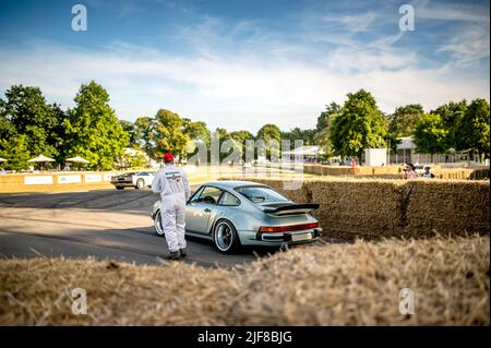 Goodwood, Regno Unito. 26th giugno 2022. Porsche 911 si porta al Goodwood Festival of Speed di collina al circuito di Goodwood, Goodwood, Regno Unito il 26 giugno 2022. Foto di Phil Hutchinson. Solo per uso editoriale, licenza richiesta per uso commerciale. Nessun utilizzo nelle scommesse, nei giochi o nelle pubblicazioni di un singolo club/campionato/giocatore. Credit: UK Sports Pics Ltd/Alamy Live News Foto Stock