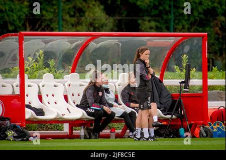 Bristol, Inghilterra 15 agosto 2021. Il manager di Bristol Lauren Smith durante la partita amichevole pre-stagione tra le donne della città di Bristol e le donne di Lewes. Foto Stock