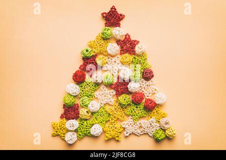 Alternative di albero di Natale fatto di colorate presente scatole Foto  stock - Alamy