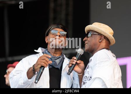 La band Real Thing si esibisce al festival musicale Soultasia di Promenade Park, Maldon, Essex, Regno Unito. Dave Smith e Chris Amoo Foto Stock