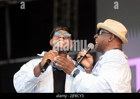 La band Real Thing si esibisce al festival musicale Soultasia di Promenade Park, Maldon, Essex, Regno Unito. Dave Smith e Chris Amoo Foto Stock