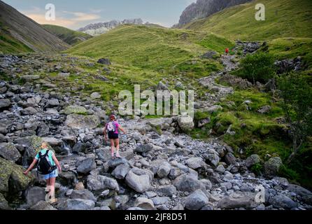 Camminatori su Scafell Pike è la montagna più alta e più prominente in Inghilterra Foto Stock